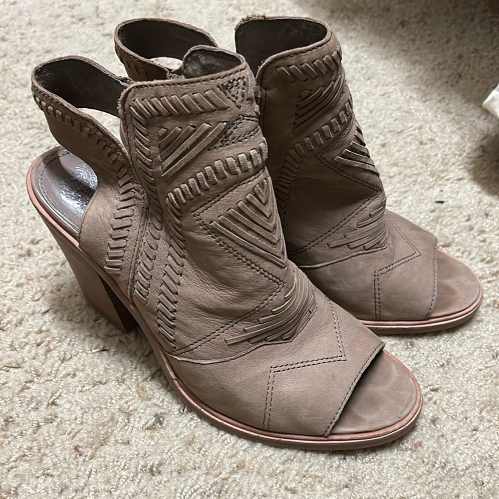 Vince Camuto Karinta zipper peep toe shoes/bootie- great condition❣️